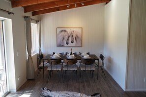 House, 5 Bedrooms, Garden View | In-room dining - McCarthy Grove (Maleny)