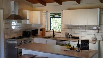 Rumah, 5 kamar tidur, pemandangan kebun | Dapur pribadi | Lemari es besar, microwave, oven, dan kompor