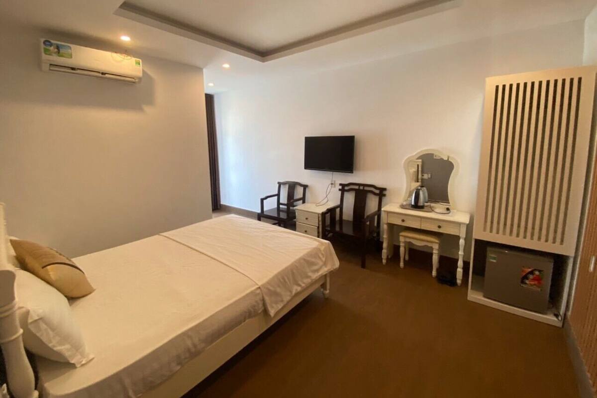 Habitación básica doble de uso individual, 1 cama Queen size, para no fumadores, refrigerador | Minibar, caja de seguridad en la habitación, escritorio y wifi gratis