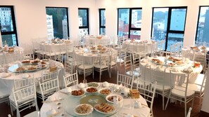 Phục vụ bữa sáng, bữa trưa, bữa tối, món địa phương và quốc tế 