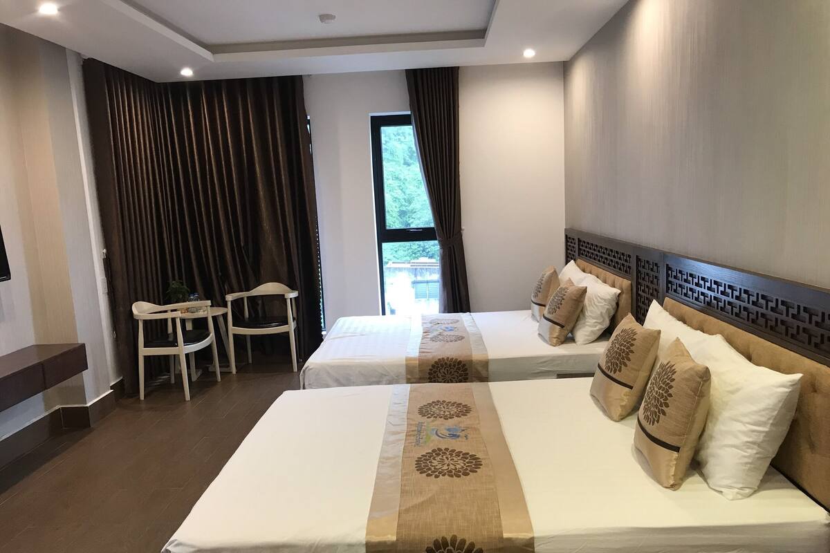 Minibar, in-room safe, desk, WiFi (free)