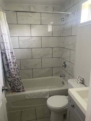 Doppia Economy, 2 letti queen | Bagno | Combinazione doccia/vasca, soffione a pioggia, accappatoio, asciugamani