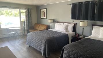 Habitación triple Deluxe | Escritorio, espacio para trabajar con laptop y cortinas blackout