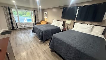 Deluxe Triple Room | Desk, laptop workspace, blackout drapes, soundproofing