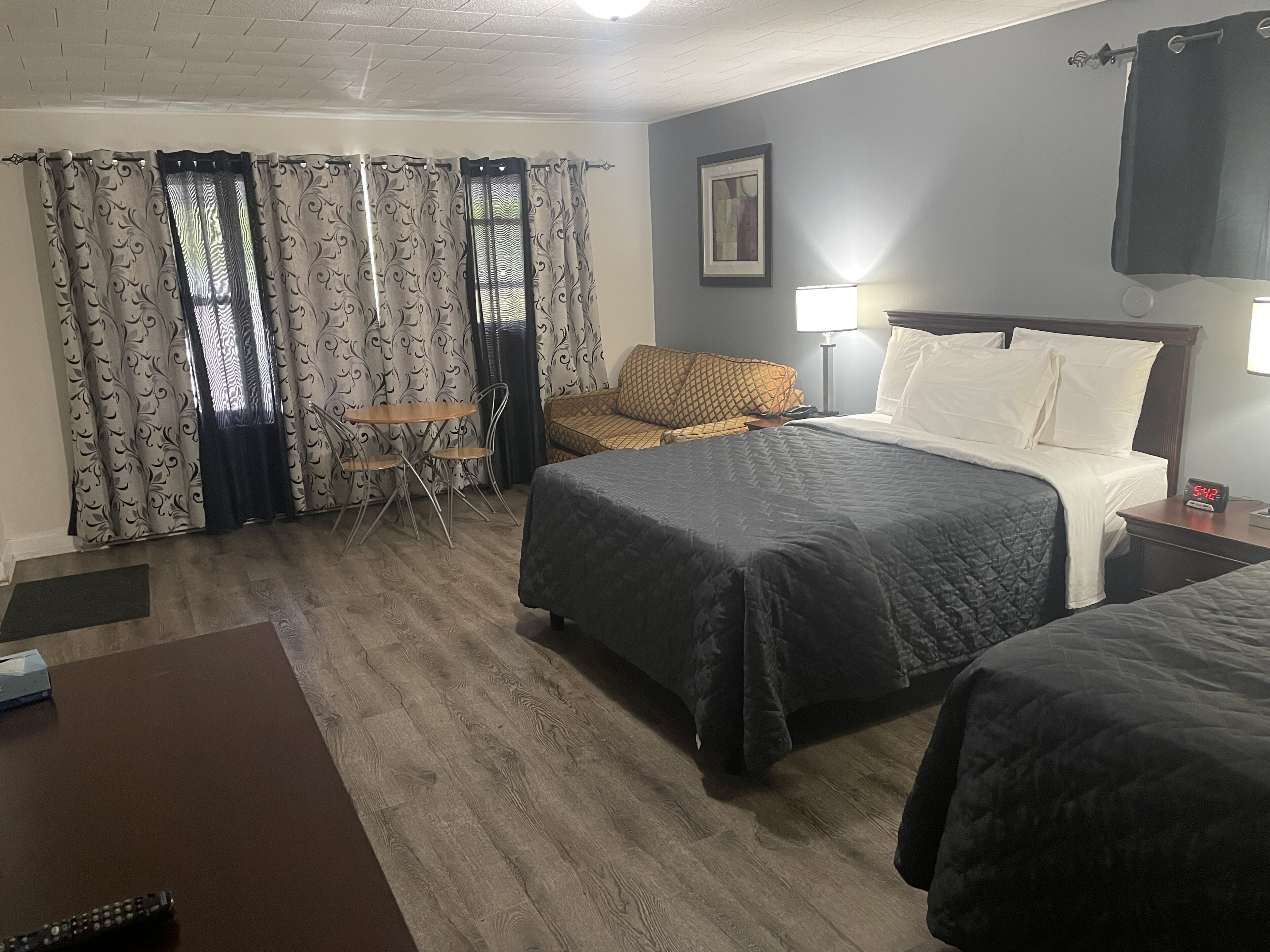 豪華三人房 | 書桌、手提電腦工作空間、遮光窗簾/窗簾、隔音