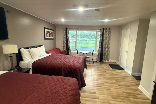 Deluxe Triple Room | Desk, laptop workspace, blackout drapes, soundproofing