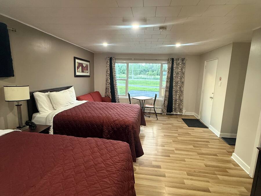 Kolmen hengen deluxe-huone | Työpöytä, kannettavalle tietokoneelle sopiva työtila, pimennysverhot