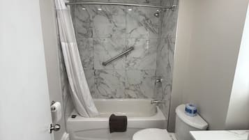 Kombinasi shower/bathtub, pancuran hujan, jubah mandi, dan handuk