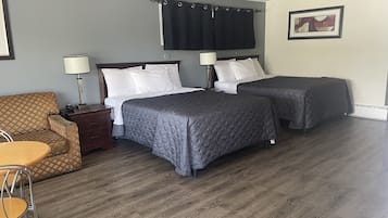 Habitación triple Deluxe | Escritorio, espacio para trabajar con laptop y cortinas blackout