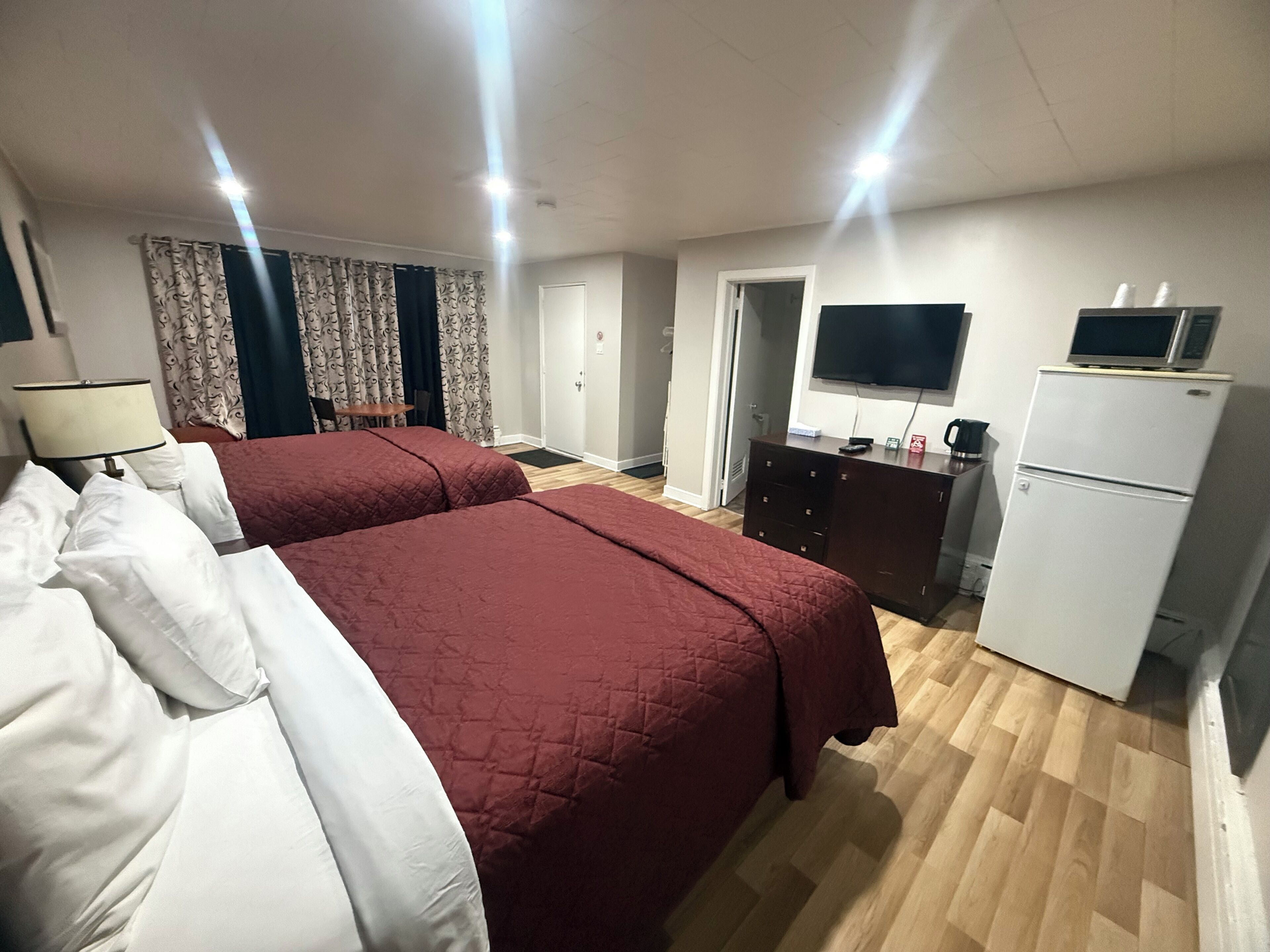 Habitación triple Deluxe | Escritorio, espacio para trabajar con un portátil, cortinas opacas