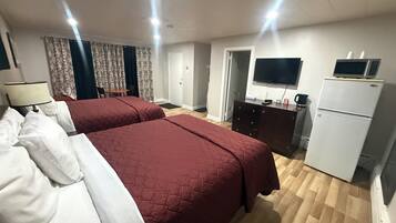 Habitación triple Deluxe | Escritorio, espacio para trabajar con un portátil, cortinas opacas