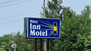 A Nites Inn Motel sign with a lamp icon. - Nites Inn Motel (Cornwall)