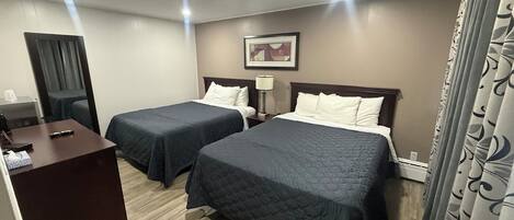 Habitación doble económica, 2 camas Queen size | Escritorio, espacio para trabajar con laptop y cortinas blackout