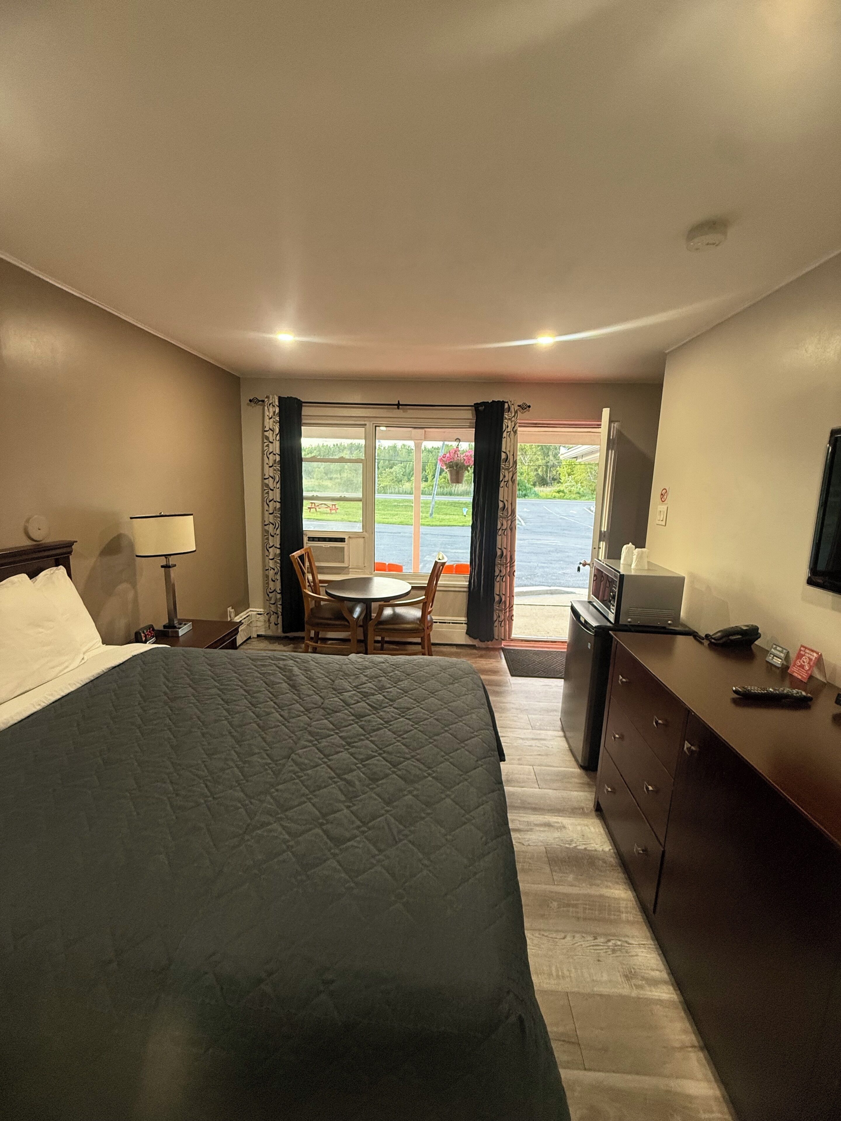 Comfort Single Room, 1 Queen Bed | Desk, laptop workspace, blackout drapes, soundproofing