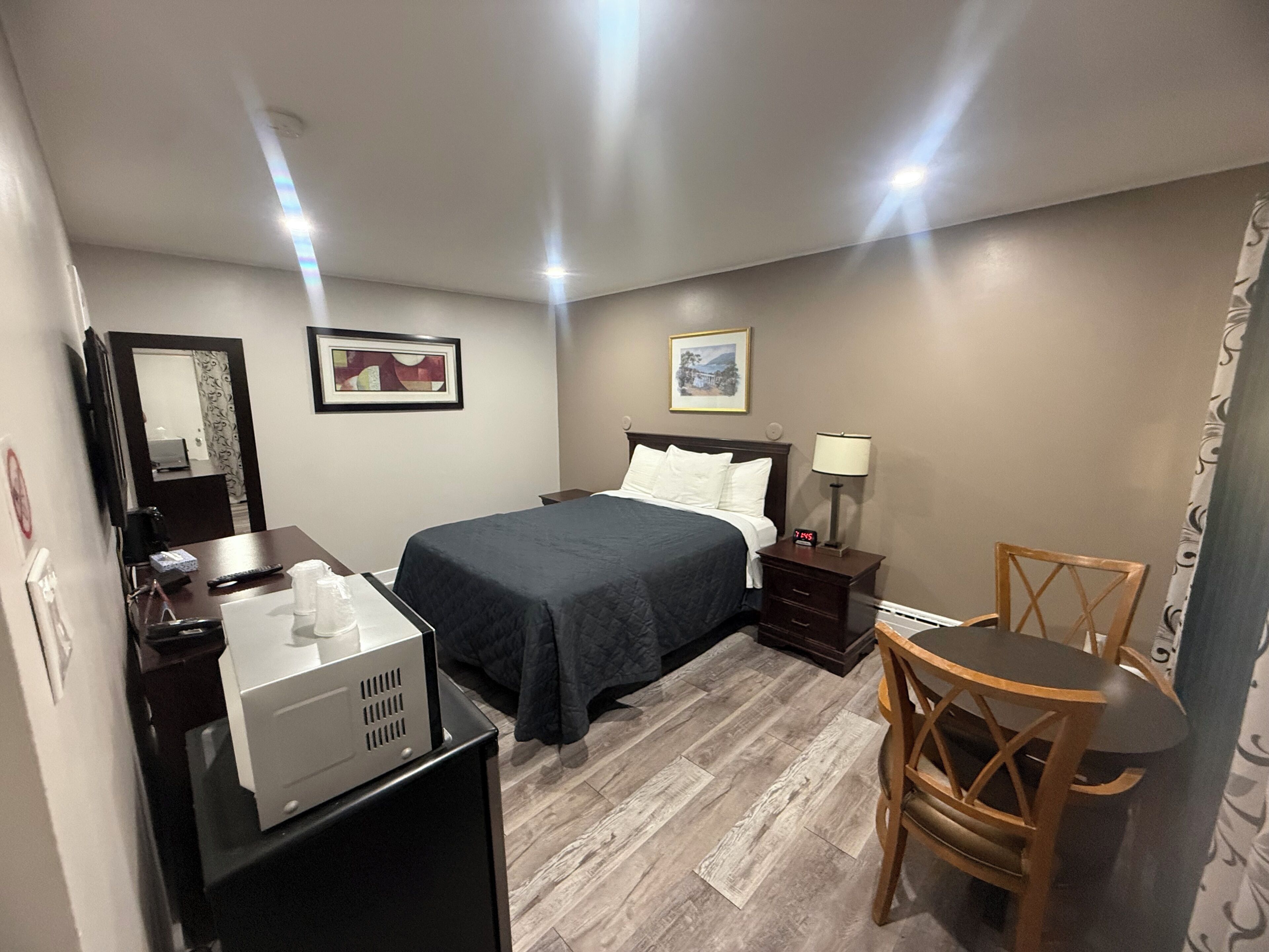 Comfort Single Room, 1 Queen Bed | Desk, laptop workspace, blackout drapes, soundproofing
