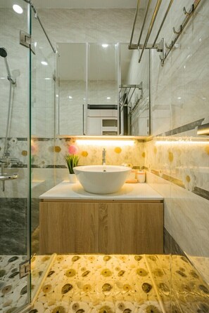 City-Apartment | Badezimmer | Dusche, kostenlose Toilettenartikel, Haartrockner, Hausschuhe