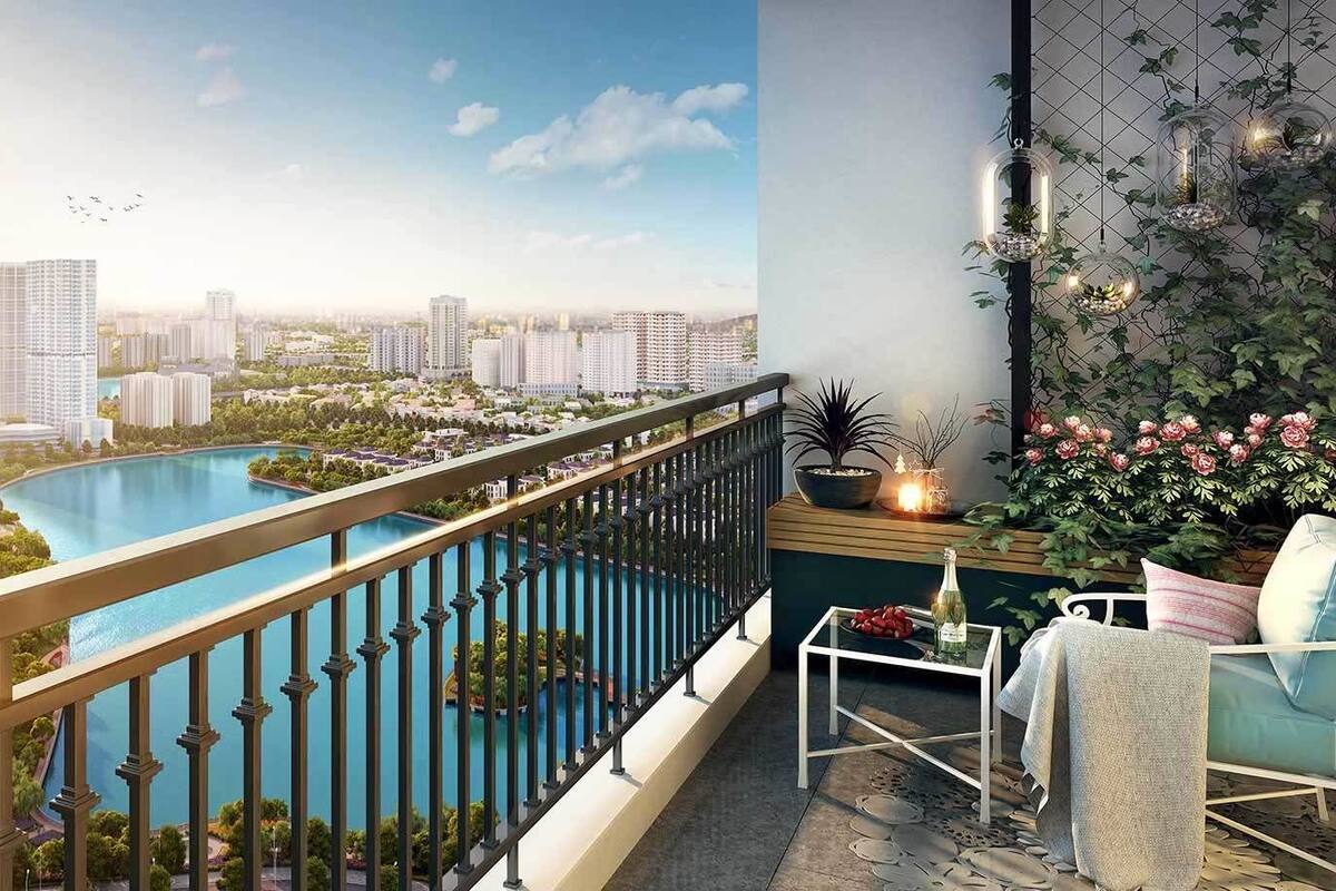 Un balcón con vistas a un paisaje urbano, una piscina y una zona de estar con una mesa y sillas.