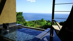 Kamar, pemandangan laut (UMI, Private Open Air Bath,Flat Build) | Kamar mandi | Bathtub dan shower terpisah, pengering rambut,  dan sandal