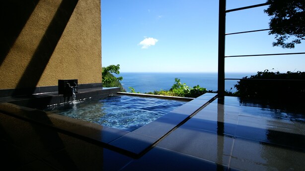 A hot tub with a view of the ocean. - Gensen to Hanare no Oyado Tsuki (Ito)
