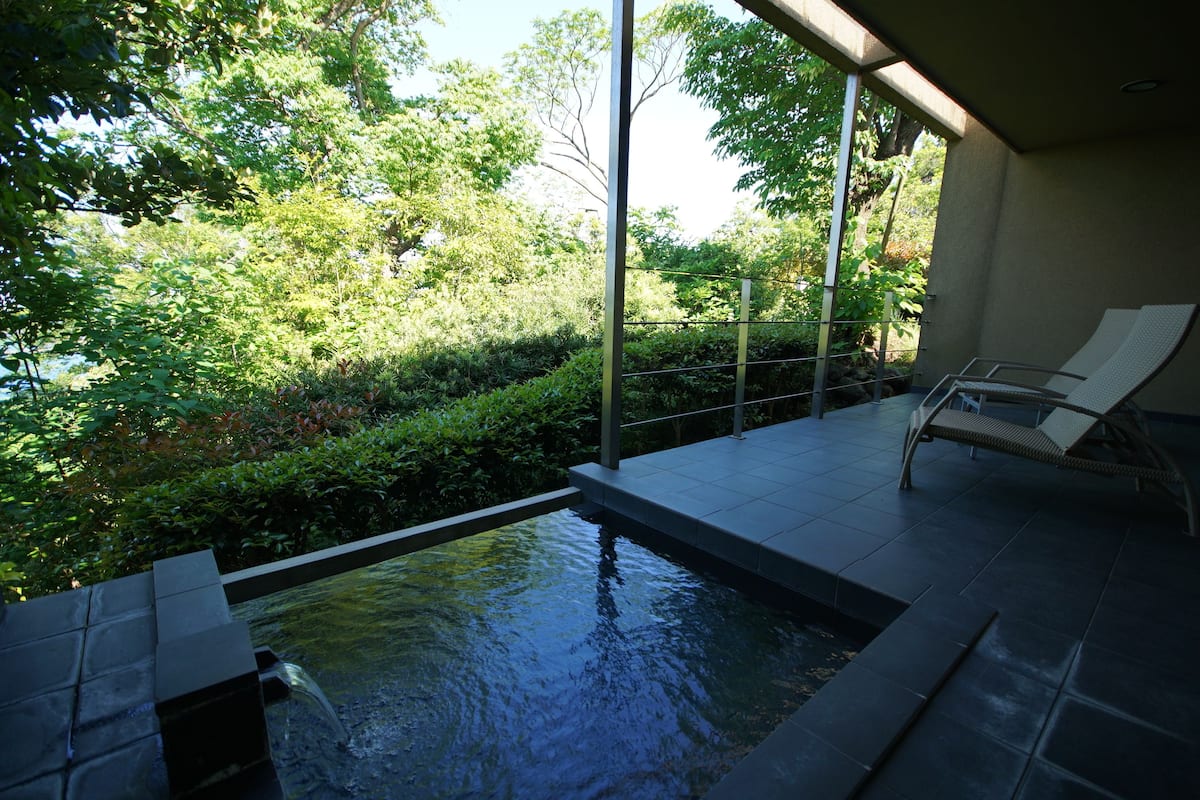 客房 (MORI,Private Open Air Bath,Flat Build) | 浴室 | 独立的浴缸和淋浴、吹风机、拖鞋、电子马桶