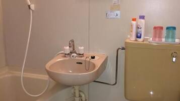 Habitación, vistas a la montaña (for 2 Guests, First Floor 101) | Baño | Zapatillas y toallas