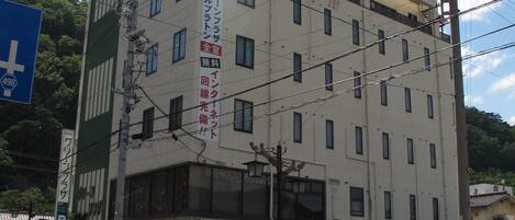 Vista frontal de la propiedad