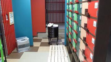 Combined shower/tub, free toiletries, hair dryer, slippers