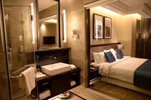 Habitación doble Deluxe | Baño | Regadera, amenidades de baño gratuitas, secadora de cabello, pantuflas
