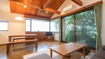 Casa (Private Vacation Home, Atami, 1-908) | Zona de estar | Una televisión de pantalla plana