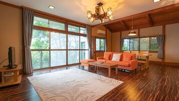 Casa (Private Vacation Home, Atami, 4-22) | Zona de estar | Una televisión de pantalla plana