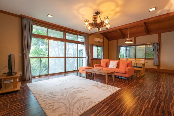 Private Vacation Home, Atami Shizenkyo Hatsushimadai 4-22 | Living area | Flat-screen TV