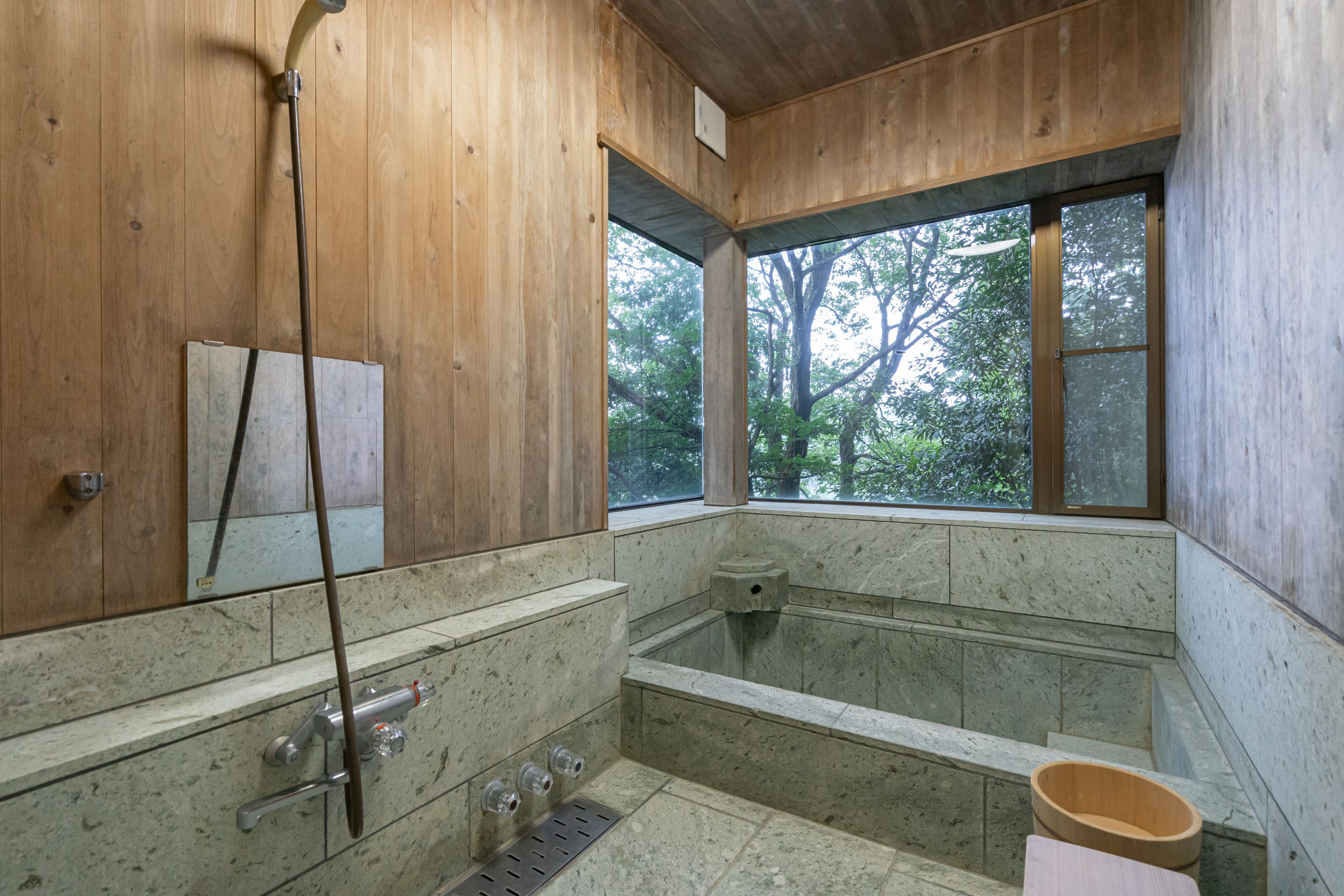 独立别墅 (Private Vacation Home, Atami, 1-908) | 浴室 | 独立的浴缸和淋浴、深泡浴缸、免费洗浴用品、吹风机