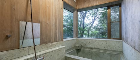 單棟房屋 (Private Vacation Home, Atami, 1-908) | 浴室 | 獨立浴缸及淋浴設備、浸缸、免費梳洗用品、風筒