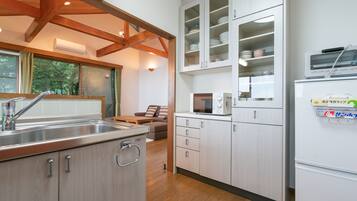 Casa (Private Vacation Home, Atami, 1-908) | Cocina básica privada | Frigorífico, microondas, placa de cocina y hervidor eléctrico