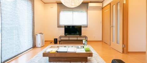 獨棟房屋 (Private Vacation Home, Atami, 1-617) | 起居區 | 平面電視