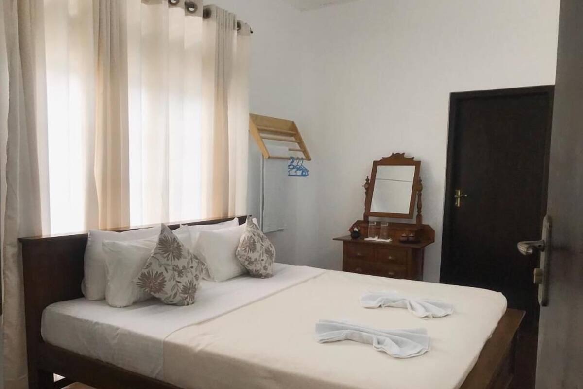 In-room safe, soundproofing, iron/ironing board, free WiFi