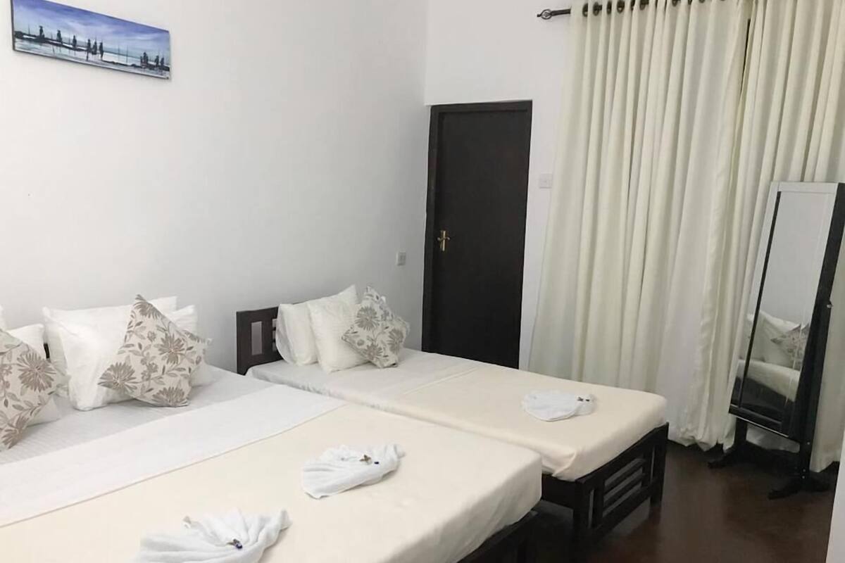 In-room safe, soundproofing, iron/ironing board, free WiFi