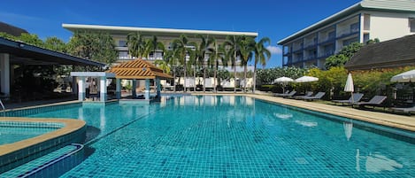 2 outdoor pools