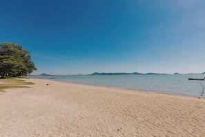 On the beach, beach massages - Blue Beach Grand Resort and Spa (Rawai)