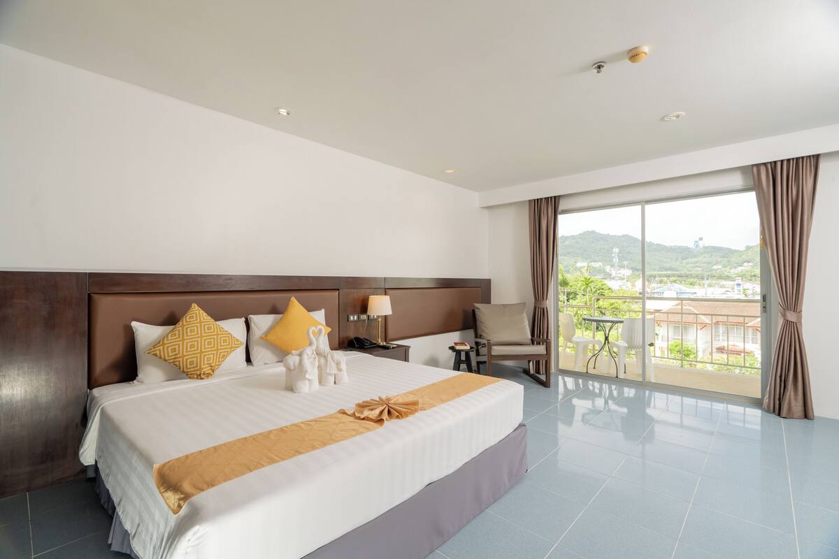 Signature Room, Mountain View | Premium bedding, minibar, in-room safe, desk