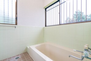 Ferienhaus (Private Vacation Home, Okawa 20) | Badezimmer | Badewanne und Dusche (separat), kostenlose Toilettenartikel