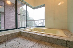 一棟貸し 大川汐見崎 355 | バスルーム | 個別の浴槽とシャワー、バスアメニティ (無料)、ヘアドライヤー、スリッパ