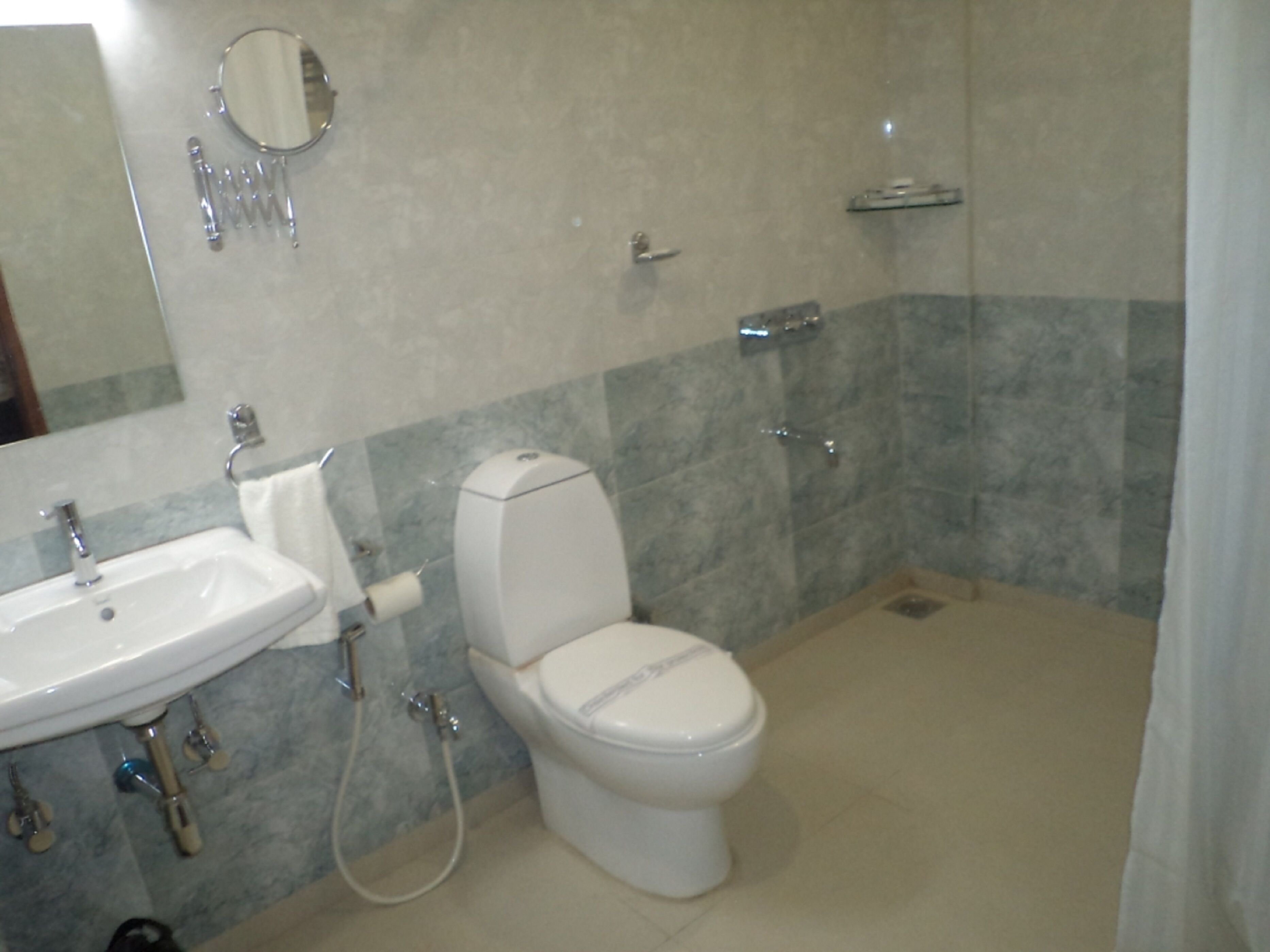 Ein Badezimmer mit Waschbecken, Toilette und Dusche.
