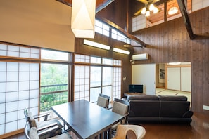ํ์ฐ์ค (Private Vacation Home, Akazawa, E-29) | ๊ฑฐ์ค ๊ณต๊ฐ | ํ๋ฉด TV