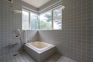 Casa (Private Vacation Home, Akazawa, I-17) | Baño | Bañera y ducha independientes y artículos de higiene personal gratuitos