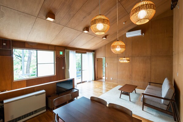 Casa (Private Vacation Home, Akazawa, E35-1) | Área de sala de estar | Televisión de pantalla plana
