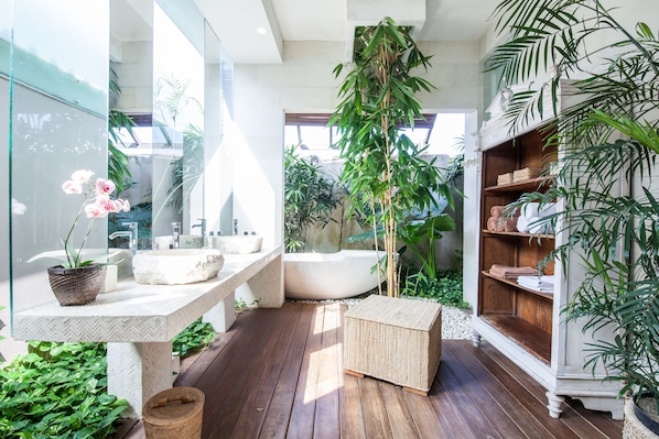 Deluxe Villa, 4 Bedrooms | Bathroom | Free toiletries, towels, toilet paper