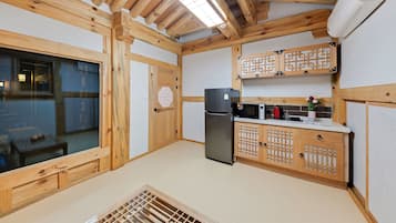 ルーム (A) | 専用簡易キッチン | 冷蔵庫、電子レンジ、炊飯器、調理器具と食器