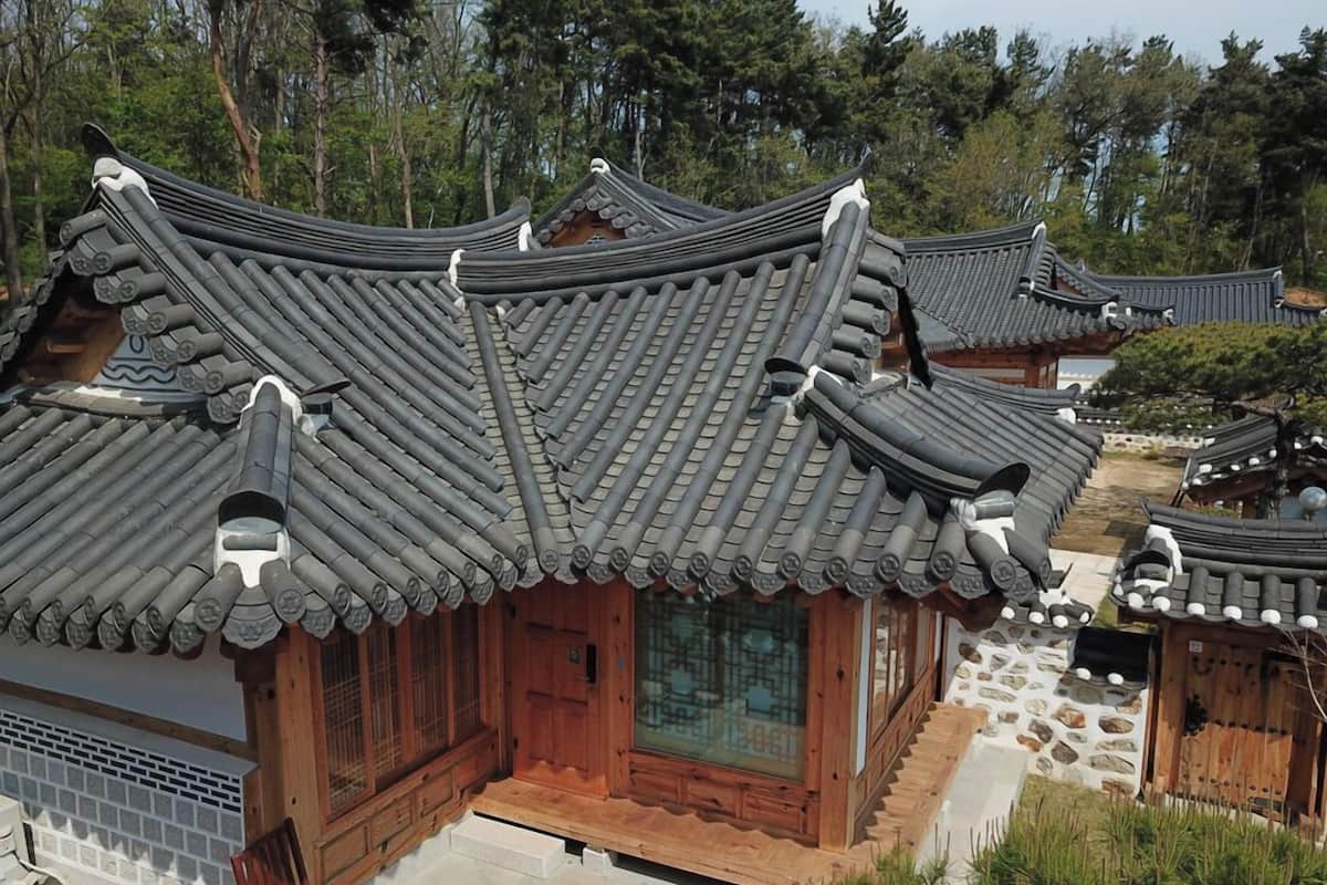 2 bedrooms, premium bedding, individually decorated