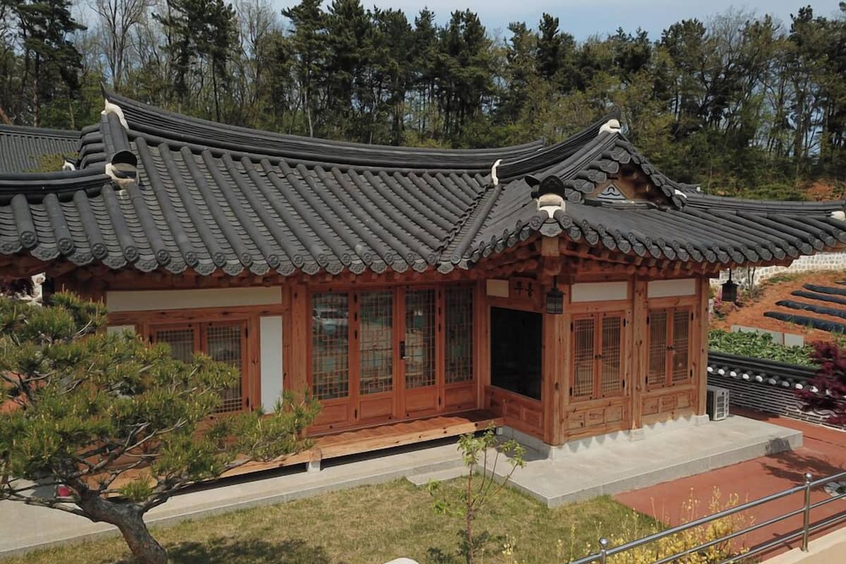 2 bedrooms, premium bedding, individually decorated